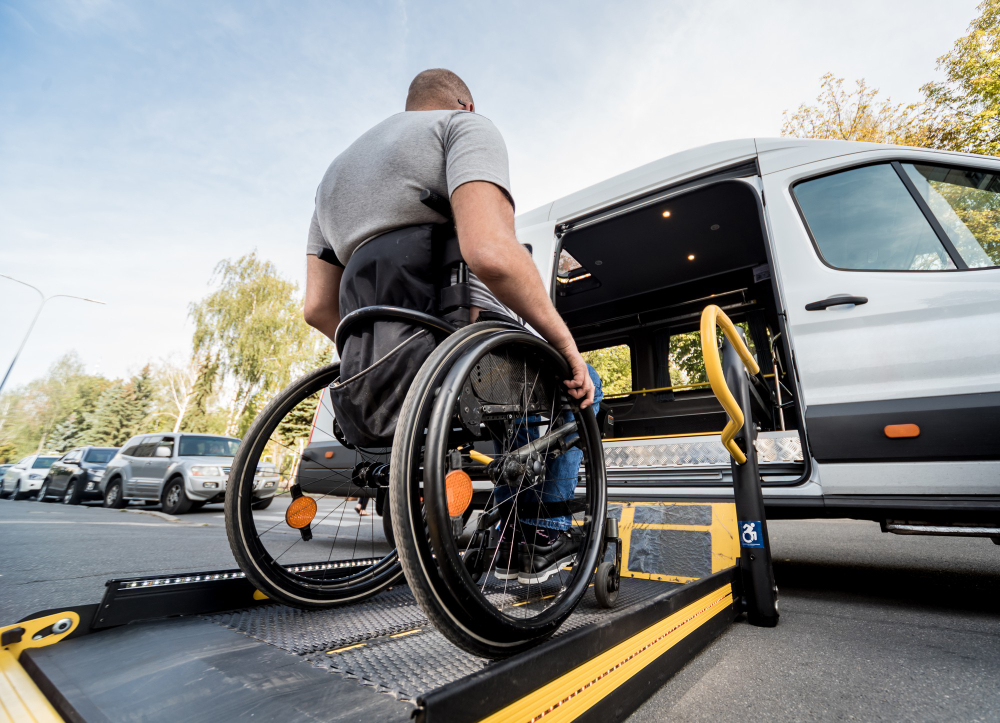 Véhicule TPMR conventionné pour personne à mobilité réduite